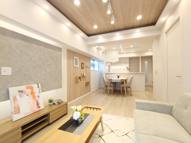 【LDK　約15.0帖】　三方（南/西/北）角部屋の風通しがよく、明るいリビング。柔らかな色合いのフローリングが穏やかな空間を演出します。