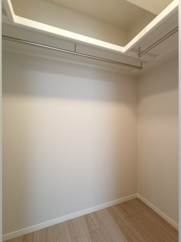 【洋室収納】　たっぷりと荷物が入るよう、ウォークインクローゼットを完備いたしました。ぜひ、現地にて大きさ、広さの感覚をお確かめください。
