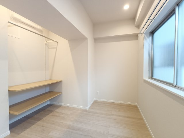 【洋室　約3.5帖】　どのお部屋にも窓があり、明るく過ごしやすい空間となっています。