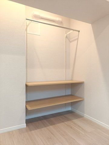 【洋室収納】　モノをしまうためだけの収納から、個性を飾る収納にしてみてはいかがでしょうか。収納をオープンシェルフにすることで、壁面の意匠と収納が美しく調和する 魅せる 収納が生まれます。