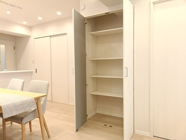 【リビング収納】　棚板の高さはお好みで変えられるので、サイズの大きなものも問題なくしまうことができそうです。