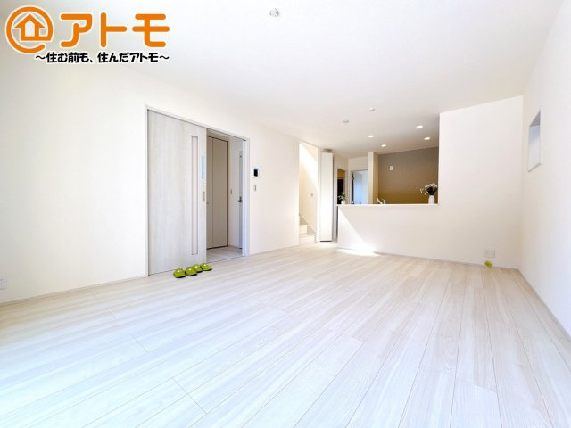 家族団らんのイメージは、リビングを思い浮かべませんか？リビングこそ広々とした空間が良いですね♪