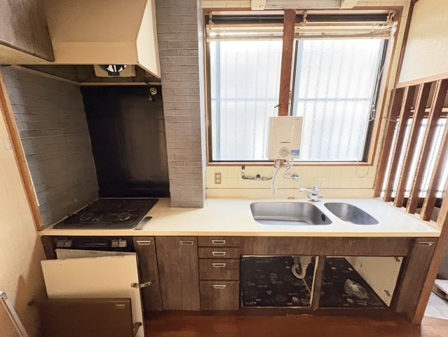 シンクとコンロが横並びに配置された使いやすいレイアウト。広めの作業スペースが確保されており、複数人での調理にも対応できます。窓から自然光が入り明るい印象で、毎日の家事も快適に行え、収納スペースも豊富。