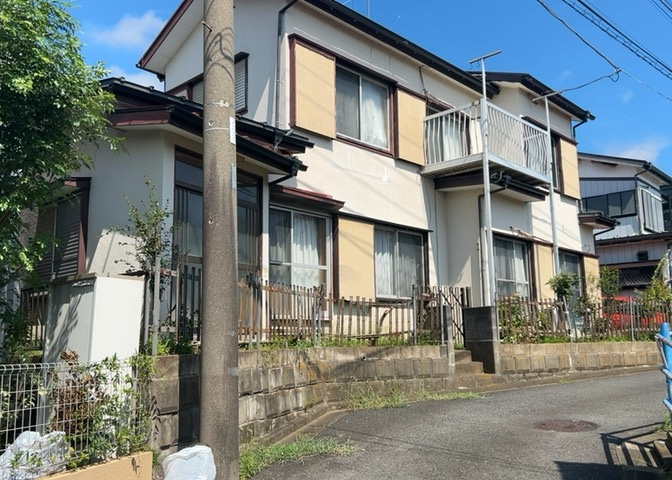 土地の面積＝住宅面積ではありません。建ぺい率の問題などで、土地のある場所によって住宅を建てられる面積は限られています。高さもしかり、「土地」という言葉の中には、建築条件も含まれると考えておきましょう。