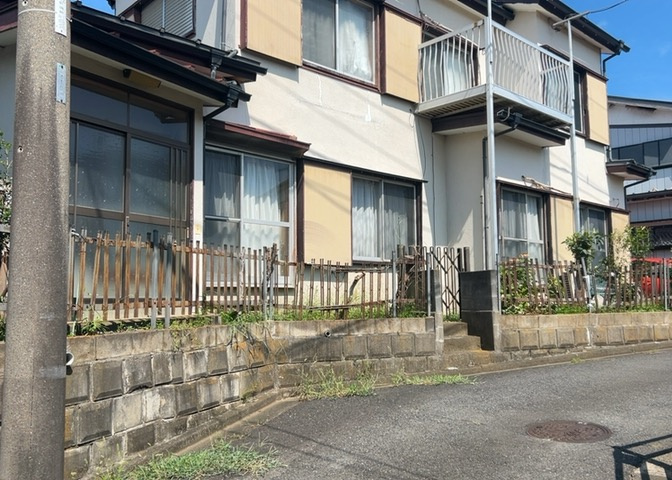 家を建てる場合、方位は要チェックです。現実的に日当たりのよい家ならばリビングは南側、建築基準法でも北側に当たる家への配慮は求められています。土地を見学に行く際は、方位磁針を持って行くようにしましょう。