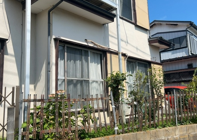 土地の前の道路に消火栓が設置されていることがあります。この場合、道路交通法第45条第1項により、駐車禁止の場所が指定されています。そのため、車庫などの駐車スペースをつくることができない場合があります。