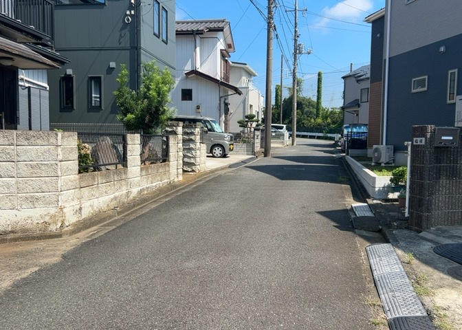 現地に行くなら、物件の周囲の地形がどうなっているかを見ることも大切です。周辺より低くなっている土地では、大雨などで水が集まりやすいため、地盤が弱くなっているということも考えられるため、注意が必要です。