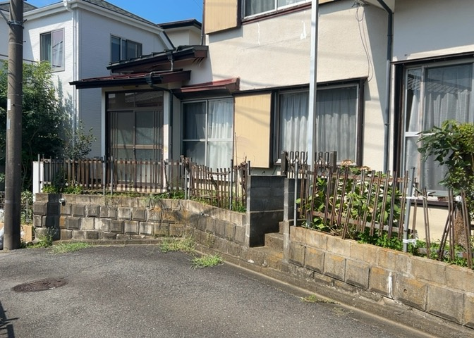 土地購入を検討されている場合、境界杭がない状態で購入してしまうと境界確定測量をする必要があり、費用がかかります。購入の前に、売主、隣土地所有者立ち合いのもと境界を確定し境界杭を設置するのがベストです。