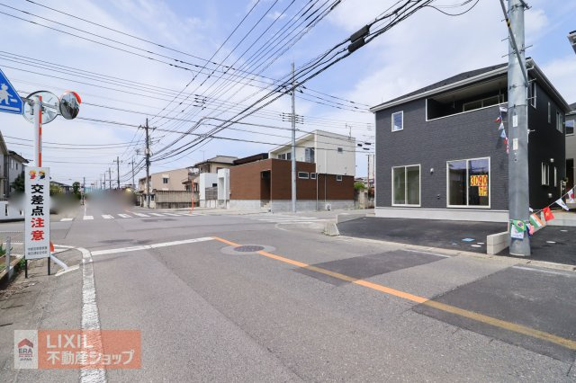 【前面道路】現地完成写真。道幅や駐車など、ご確認ください。