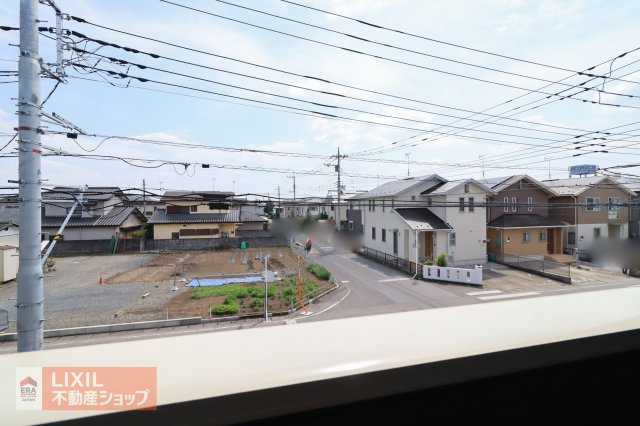 【建物からの眺望】現地完成写真。バルコニーからの景色。十分な間隔が確保されております。