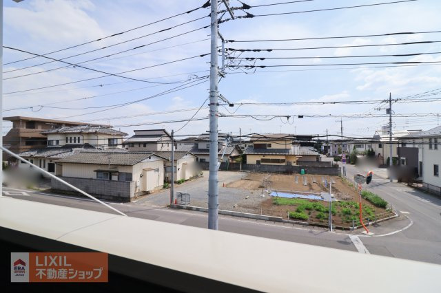 【建物からの眺望】現地完成写真。バルコニーからの景色。十分な間隔が確保されております。