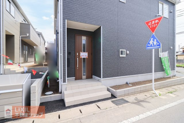【エントランス】現地完成写真。ゆったりとした玄関。奥行きのあるポーチで雨の日も安心です。