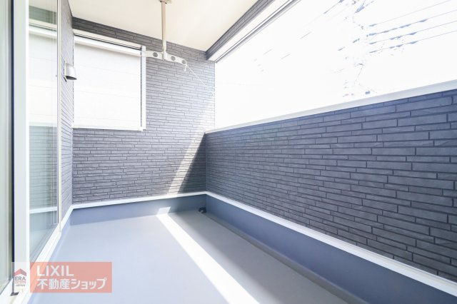 【バルコニー】現地完成写真。広々バルコニーでお布団や洗濯物がたくさん干せます♪