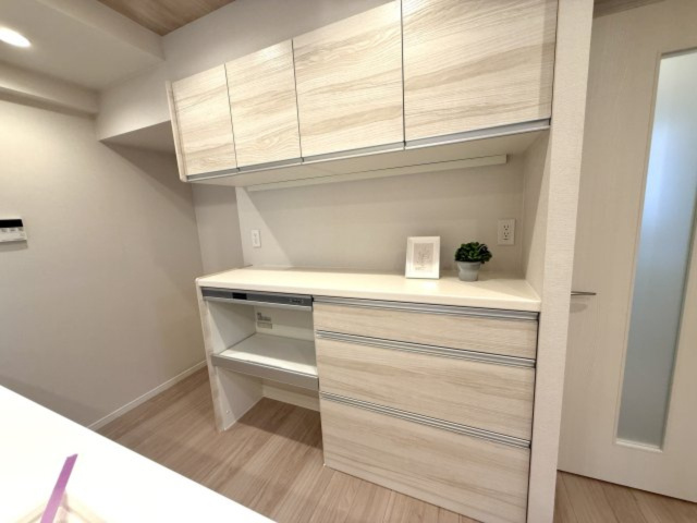 カップボード付き♪購入したら高いし、搬入したりと手間がかかるが、こちらはすでに大型のカップボードが設置済み！食器やカトラリー、炊飯器、電子レンジなども収まります！