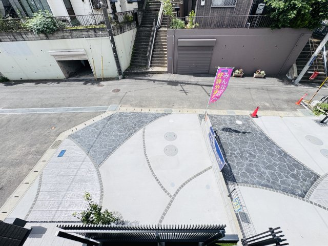 バルコニーより道路側眺望・南道路で日当たり良好♪