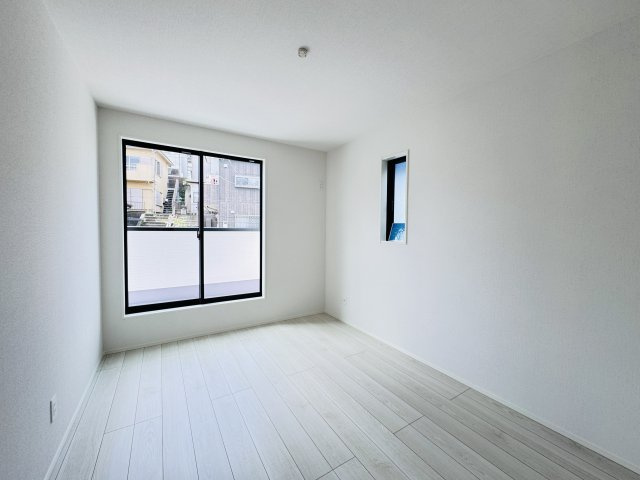 6帖洋室・南側バルコニー前の明るいお部屋です♪