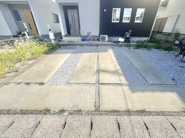 ■外観｜広々とした駐車スペースで楽々駐車可能！お買い物後もスムーズにお荷物を運べます♪