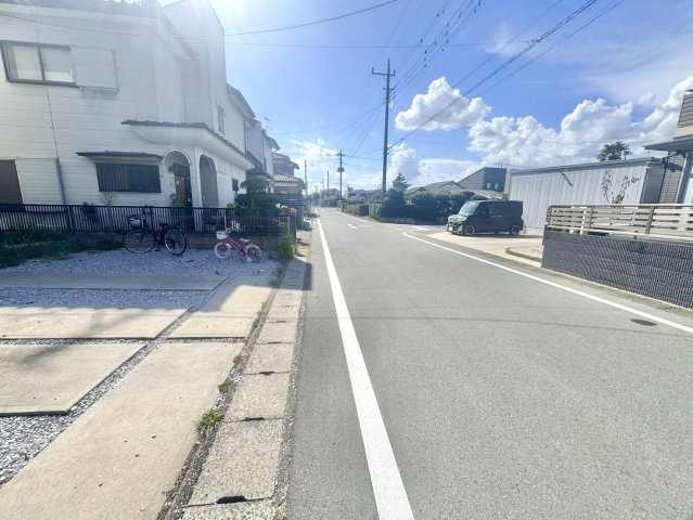 ■外観｜周囲の見渡しが良く、車の出入りの際も安全確認がしやすいため、小さなお子様がいるご家庭でも安心です♪