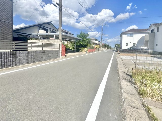 ■外観｜前面道路が広く見渡しが良いため、車の出入りやすれ違いもスムーズで日々の運転も安心して行えます♪
