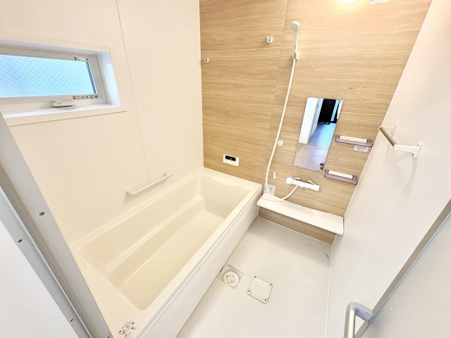 浴室乾燥暖房付の窓の有る明るい浴室です。1坪タイプなので足をのばしてゆったりと入浴していただけます。