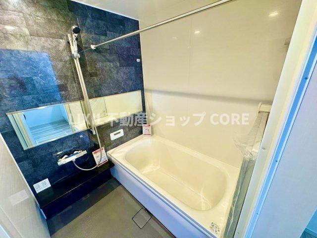 ゆったり入れる一坪バス。足を伸ばして入れるサイズは一日の疲れを癒すのに嬉しい広さですね。　