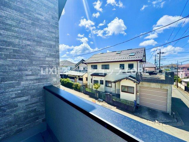 バルコニーは風通しが良く、日中は日当たりも良好です。洗濯物やお布団をたくさん干せます！　