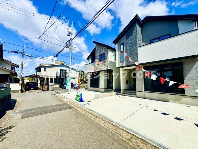 前面道路は閑静な住宅地をはしる車通りの少ない道路。お車の出し入れが苦手なママや小さなお子様にも安心　