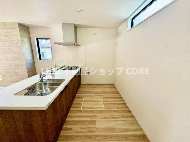 食器の出し入れがしやすいスライドオープン式です。収納豊富なシステムキッチンになります。　