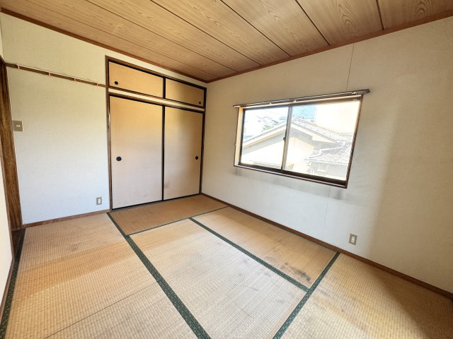 畳のやさしい質感を感じられる和室は、ベッドの設置も可能で多様な使い方ができます。収納付きで実用性も高く、寝室や客間としても活躍。和の雰囲気を残しつつ、現代的な使い方ができる空間です。