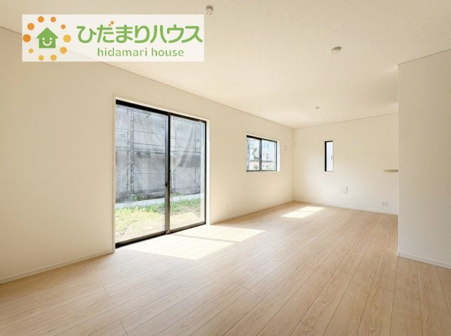 リビングの大きな窓からは、暖かな日の光が降り注ぎます・・・
