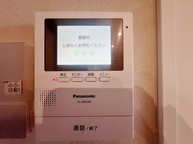 訪問者が来たときにテレビ画面で確認できるため、安心してドアを開けられます。録画機能があるものもあり、留守中に来訪者を記録しておくことができます。利便性が高く、セキュリティ面でも安心です。