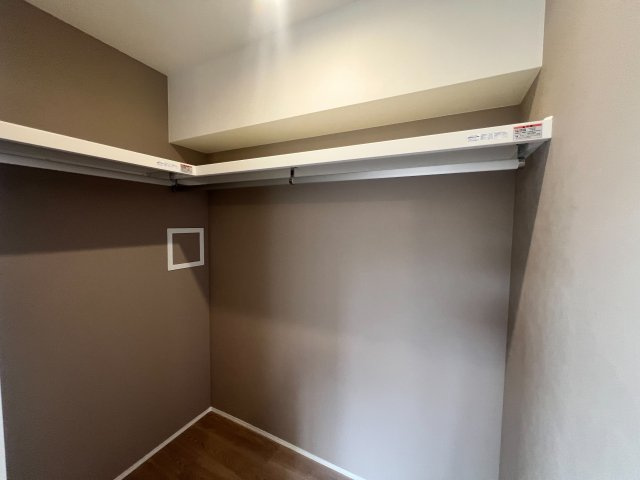 収納力が高く洋服や小物を整理しやすく、更衣室のように使え、部屋がすっきり保てます。収納の配置を自由に調整でき、換気性が良く防湿・防虫対策も可能。快適で機能的な生活空間を実現できます♪