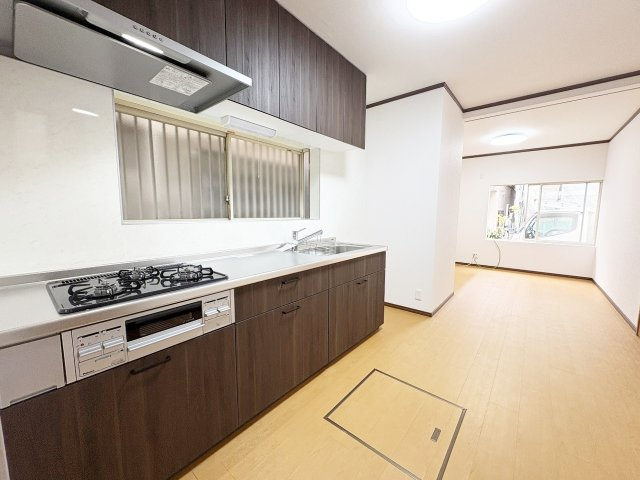 3口コンロのシステムキッチンはお料理もはかどります。　