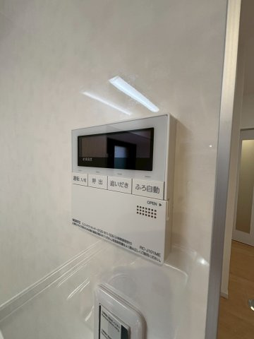◆給湯器リモコン◆　給湯器も交換済みです。自動湯張り、追い炊き機能付きです。　浴室、リビング（キッチン）の2か所で操作する事が可能です。