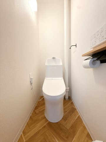 温水洗浄機付きのトイレになります♪