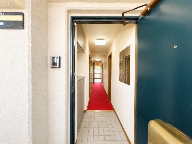 玄関は明るくすっきりとした印象の空間です。来訪者を迎える大切な場所として、落ち着いた内装でまとめられています。収納スペースもあり、靴や玄関まわりの小物を整理しながら、きれいな状態を保ちやすい設計です。