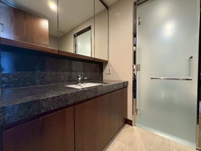 独立洗面台で身支度をすべて済ませてしまいましょう
