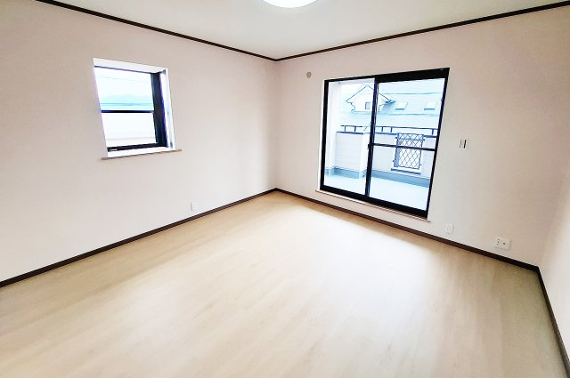 洋室3：バルコニーへの出入りが可能な約10帖のゆったりとしたお部屋です。