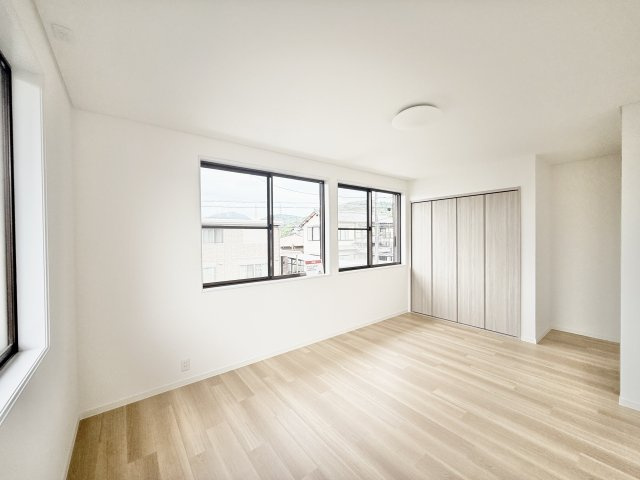2階　こちらの洋室は、窓が多くとても明るいお部屋です。お子様のお部屋にいかがでしょうか。