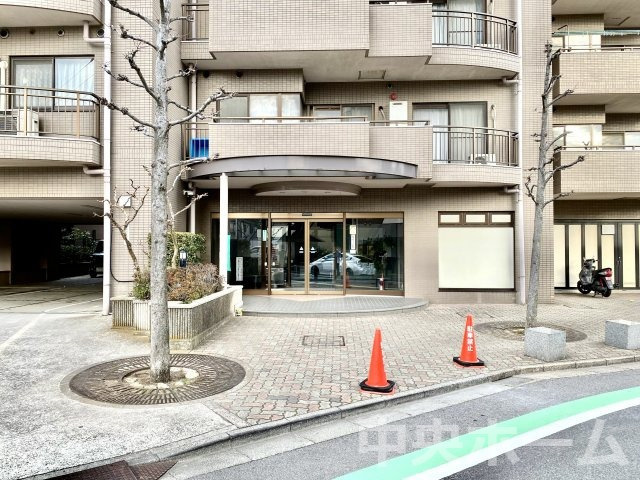 【エントランス】マンションのエントランスは、その物件の印象を決める、顔とも言える場所です。毎日通る場所ですからきれいなのが一番です。エントランス内はオートロックですので暮らしの安全も確保されています。