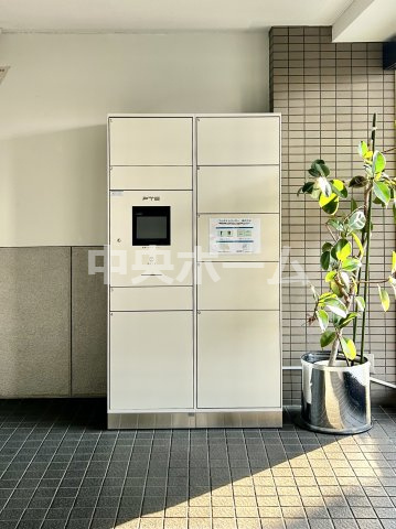 【宅配ボックス】在宅時・不在時に関わらず、居住者の代わりに非対面で宅配物を受け取ってくれる便利な設備です。わかりやすくご説明致しますので見学時にはお部屋だけではなく共用部分もぜひチェックしてください。