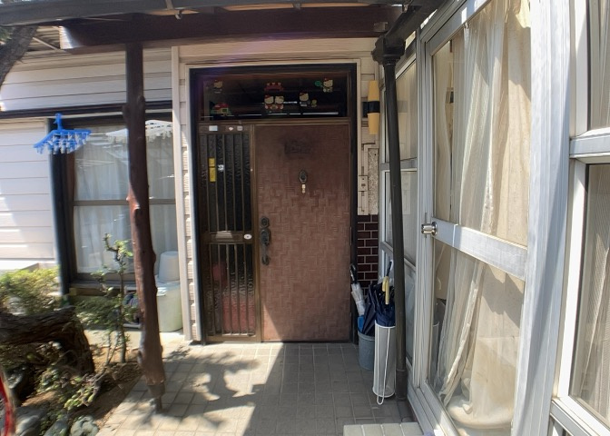 玄関は家の顔と言っても過言ではありません。現地を見学する際は玄関の広さや全体のバランスなどを見てみるといいでしょう。一般的なアプローチのしやすさだけではなく、お年寄りにも優しい設計のものだと安心です。