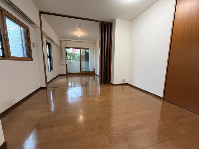 8.7畳の洋室、隣接のお部屋とつなげれば14.8畳のお部屋としても利用可能！