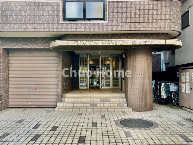 【エントランス】マンションのエントランスは、その物件の印象を決める、顔とも言える場所です。毎日通る場所ですからきれいなのが一番です。