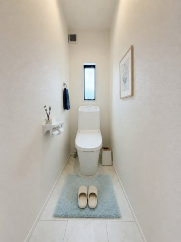 【トイレ】　温水洗浄便座付きのトイレ空間は、毎日の生活を気持ちよく過ごせます。※画像はイメージです。　嬉しいタオルリングやペーパーホルダーも完備です。