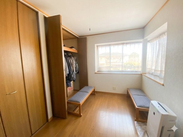 【収納たっぷり！】壁一面のクローゼットでお部屋はいつもスッキリ。全室6帖以上の広さがあるので、家具を置いてもゆとりがあります。　