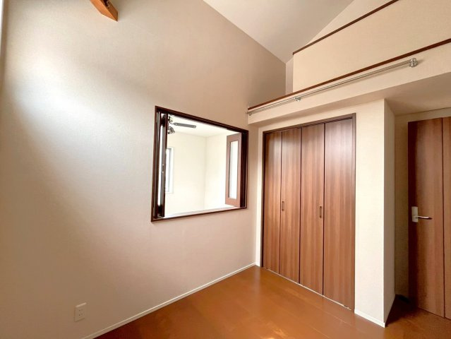 2階4.6帖の洋室、こちらもクローゼットの上はロフトです。窓の向こうはは吹き抜けです♪