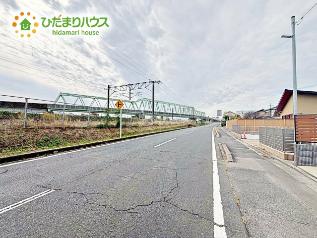 前面道路は11メートル以上あり、間口も広いのでお車の出し入れも楽々！
