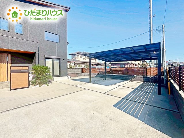 2台分のカーポート付き！ファミリーカーを2台停めても乗り降りができる余裕のスペースです！