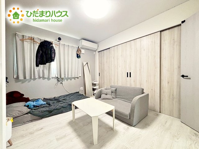 明るい色合いの床と建具が清潔感を感じさせてくれます